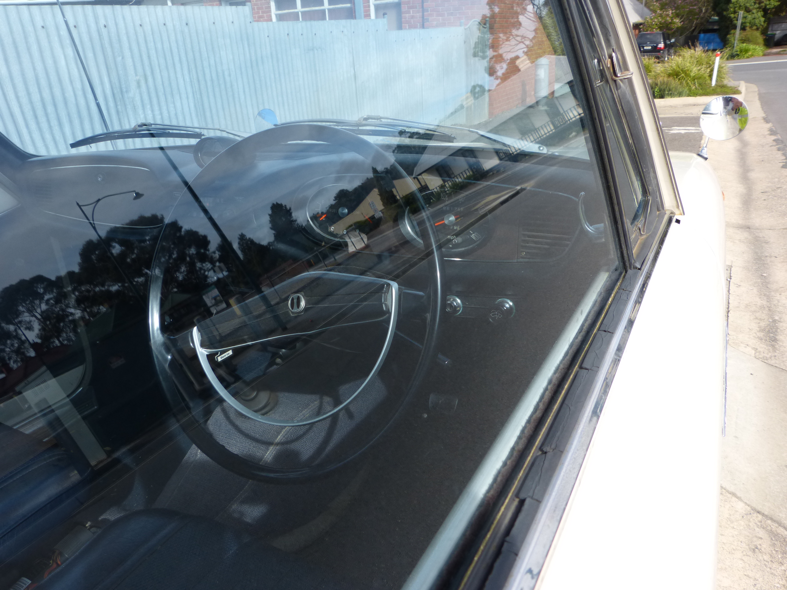 Isuszu Emblem 035.JPG